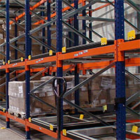 Rayonnage PUSH-BACK système de stockage de palettes par accumulation sur chariots