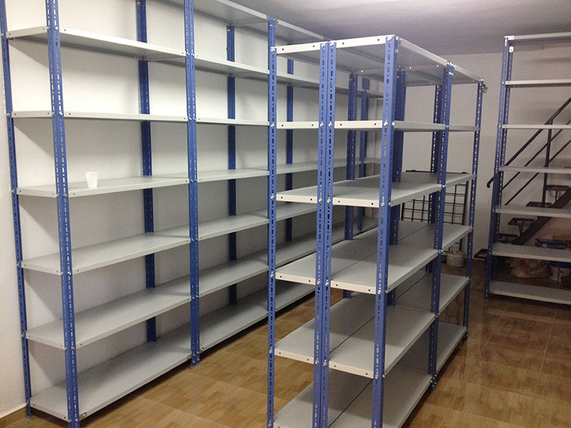 Rayonnage léger Système basique de stockage manuel et d'archivage destiné à des charges moyennes et légères.