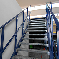 Escalier pour mezzanine escalier sur-mesure permettant de s’adapter à tous les besoins.