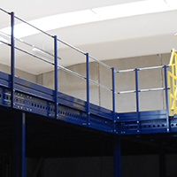 Garde-corps tubulaire Garde-corps assure la sécurité de votre mezzanine et de votre terrasse surélevée.